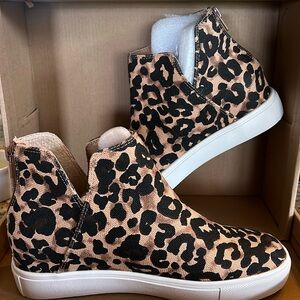 Steve Madden, casual bootie boot, new never worn, size 7.5